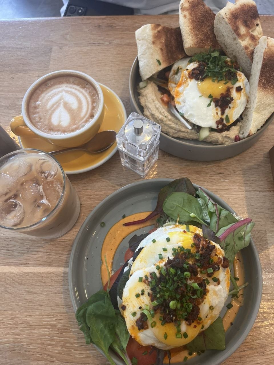 Desayuno con huevos y café
